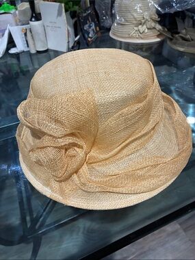 Women's Elegant Straw Cloche Hat with Decorative Flower - Tan